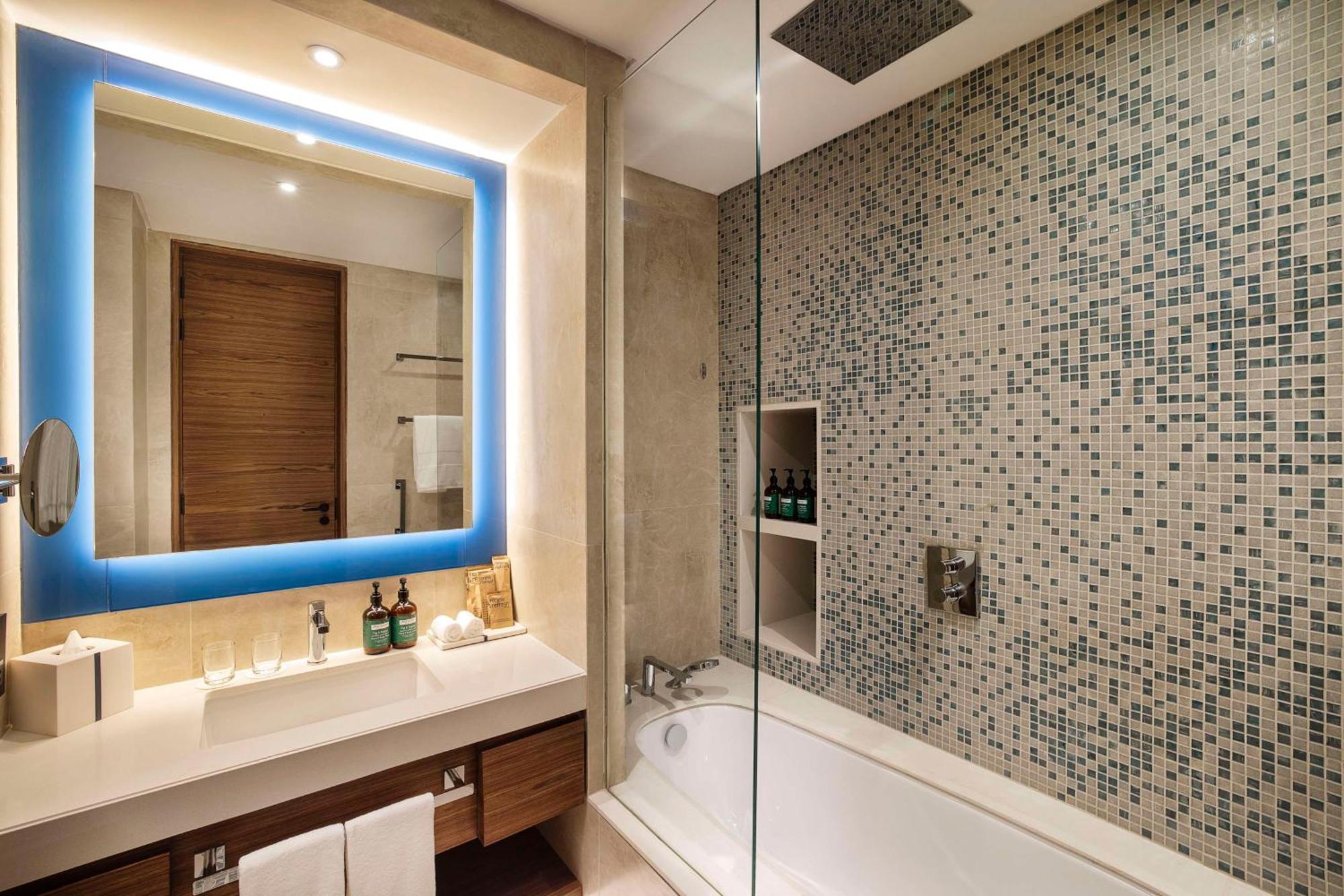 Tumbi West Palm Beach Hotel Dubai,Tapestry Collection Hilton מראה חיצוני תמונה